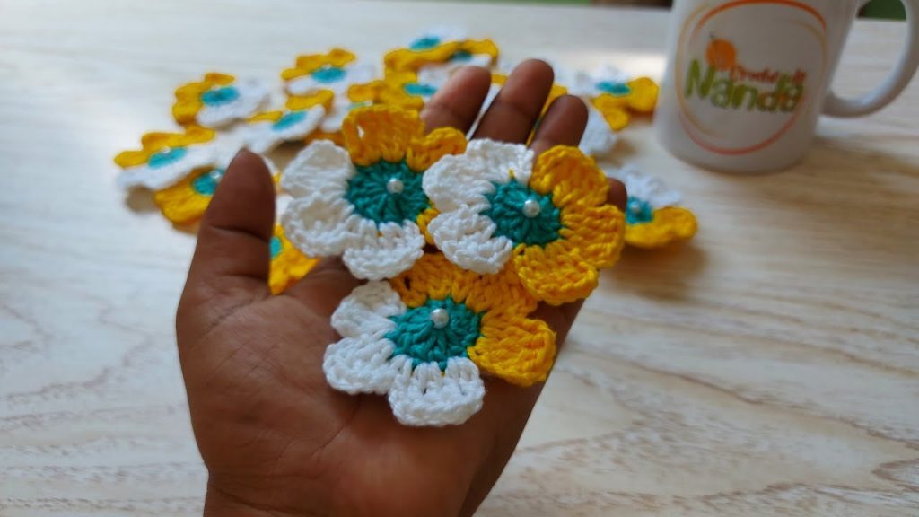 Aprenda a fazer a  flor mais linda do mundo /flor de crochê para aplicação #crochedananda #crochet