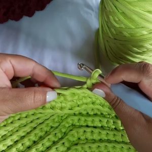Como Fazer uma bolsa crochê de fio de malha – Passo a Passo – AULA 2