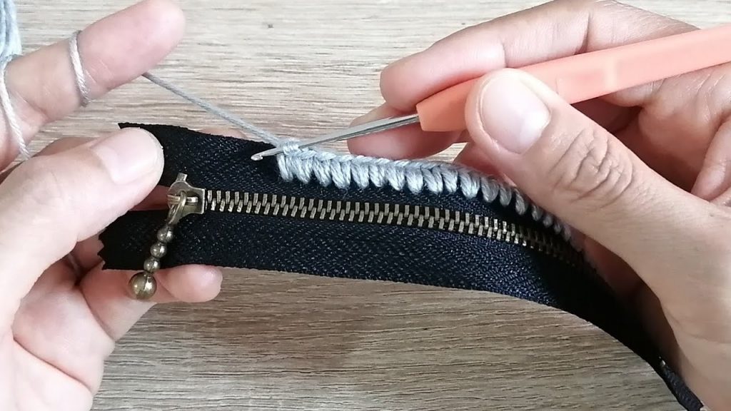 D.I.Y. Tutorial – How to Crochet Coins Purse With Zipper – Chompu Handicrafts