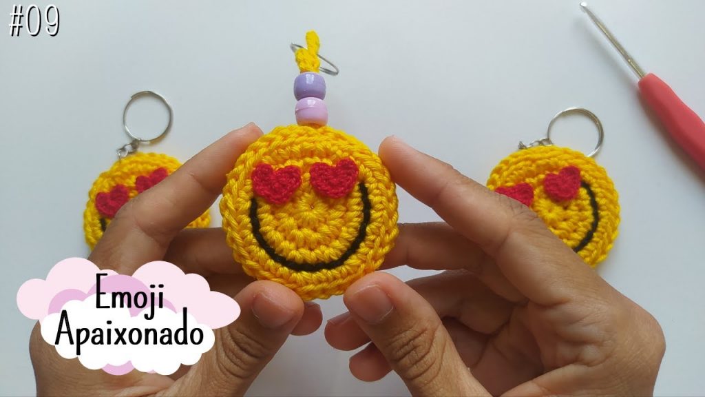 Como fazer Chaveiro de crochê Emoji Apaixonado