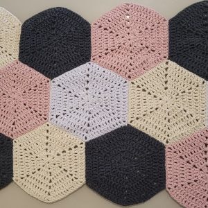 Como fazer um lindo e rápido tapete de crochê em formato de colmeia.