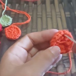 como fazer botões de barbante crochê