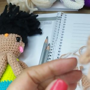 como fazer mão para boneca de crochê