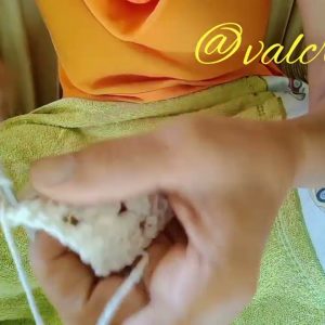 #tutorial mostrando a continuação mostrando como fazer o short de crochê para meninas