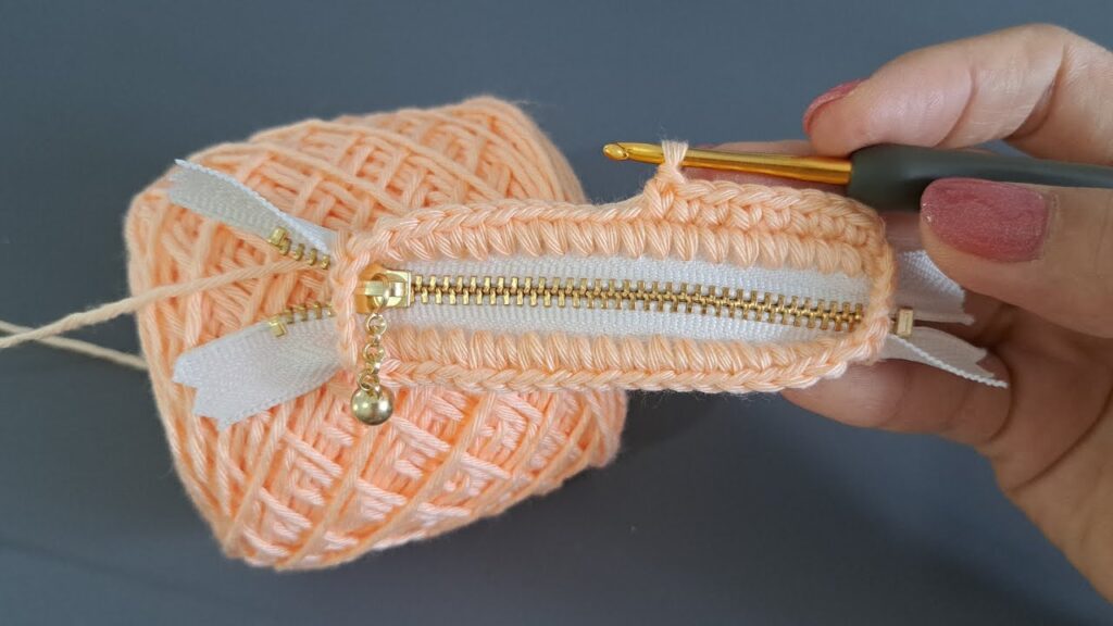 So cute! Crochet mini zip bag. Step by step crochet tutorial.
