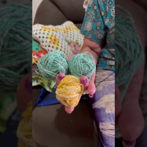 Desmanchando um Tapete Antigo de Crochê Para Fazer um Jogo (Parte 2) #Shorts