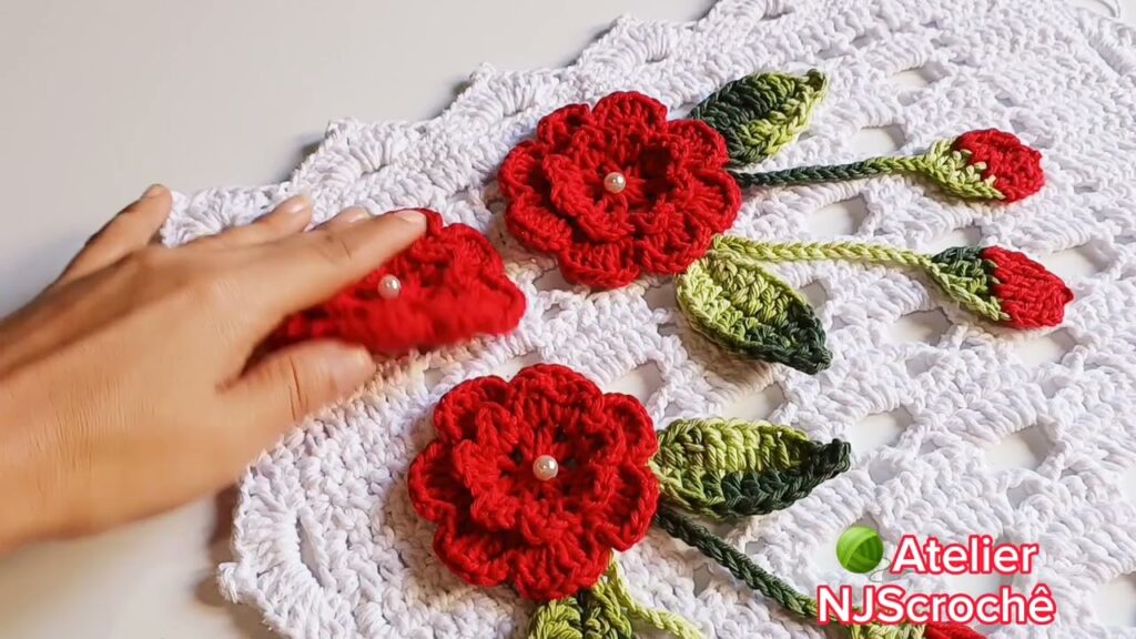 Dicas de como fazer Trilho de mesa de crochê com flores e botões /caminho de mesa de crochê